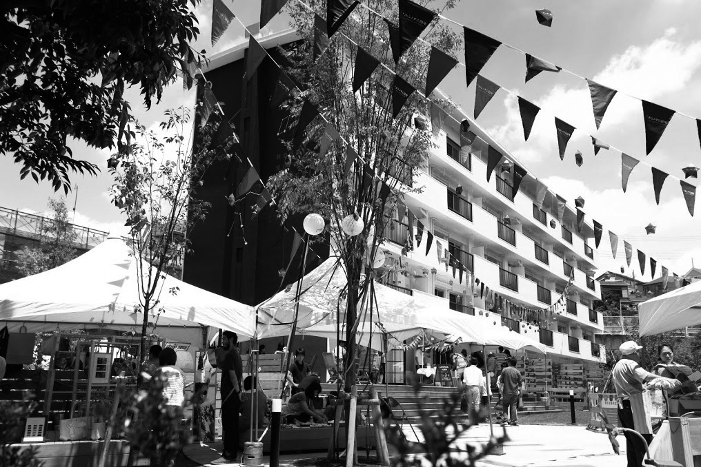 （企画・基本設計・設計監理監修：ブルースタジオ）団地の1階部分には、子育て支援施設や貸し農園、コミュニティキッチンなどの公益施設を誘致し、団地住民以外にも開放している